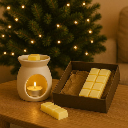 Fondant Parfumé Snapbar Nougat Blanc, un brûleur est posé sur une table, avec du fondant parfumé à l’intérieur dans une ambiance de Noël.