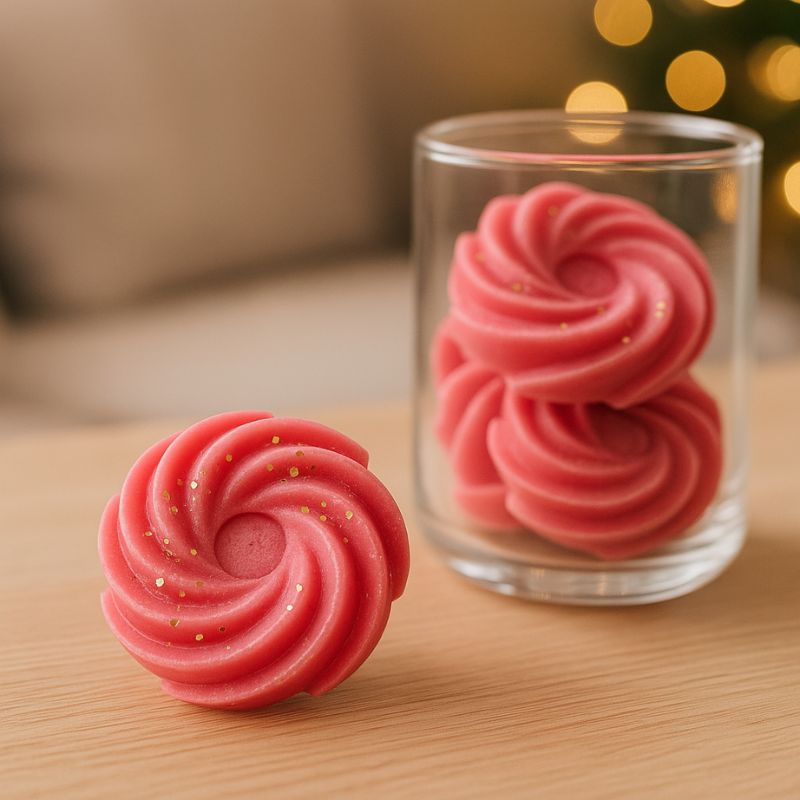 Fondant Parfumé Spirale Barbe à Papa, disposé sur une table en bois et d'autres fondants parfumés sont posés à côté.