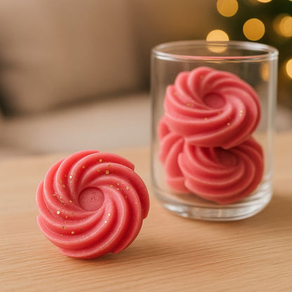 Fondant Parfumé Spirale Barbe à Papa, disposé sur une table en bois et d'autres fondants parfumés sont posés à côté.