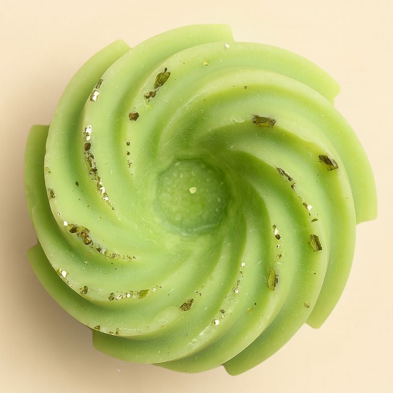 Fondant Parfumé Spirale Chanvre, de couleur verte à paillettes, de forme spirale et sur fond beige clair.