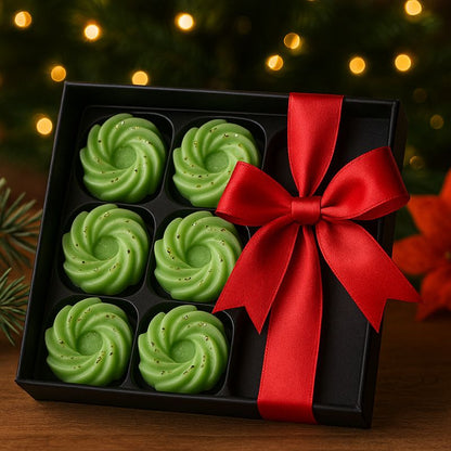 Fondant Parfumé Spirale Chanvre, disposé dans une boite cadeau avec un noeud rouge. Ambiance de Noël.