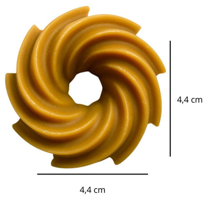Fondant Parfumé Spirale Chocolat Cacahuète, avec ses dimensions et sur fond blanc.