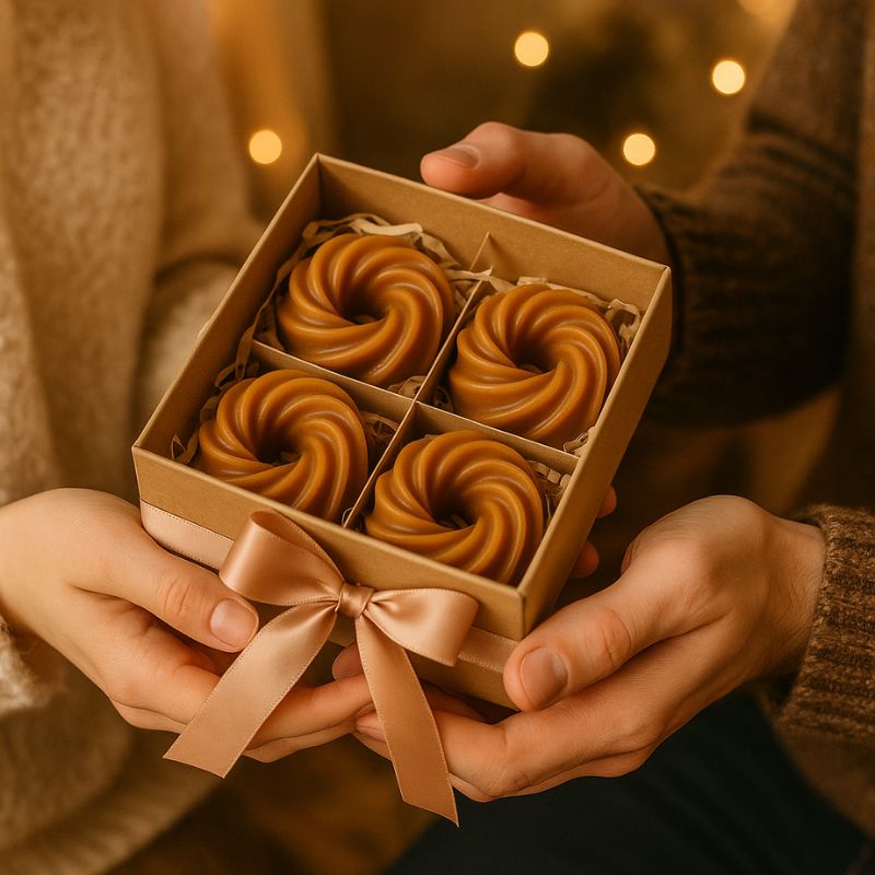 Fondant Parfumé Spirale Chocolat Cacahuète, les fondants sont disposés dans un coffret cadeau et deux personnes le tiennent. Ambiance romantique.