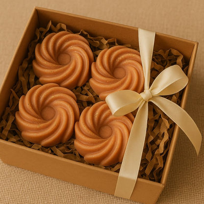 Fondant Parfumé Spirale Cookie Chocolat, disposé dans une boîte-cadeau pour donner l'idée de cadeau à offrir. Sur fond beige.