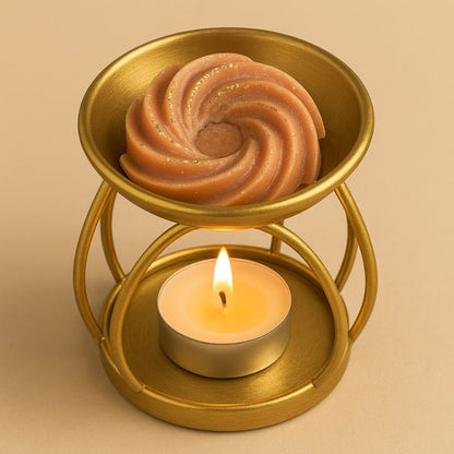 Fondant Parfumé Spirale Cookie Chocolat, disposé dans un brûle parfum doré et allumé. Sur fond beige.