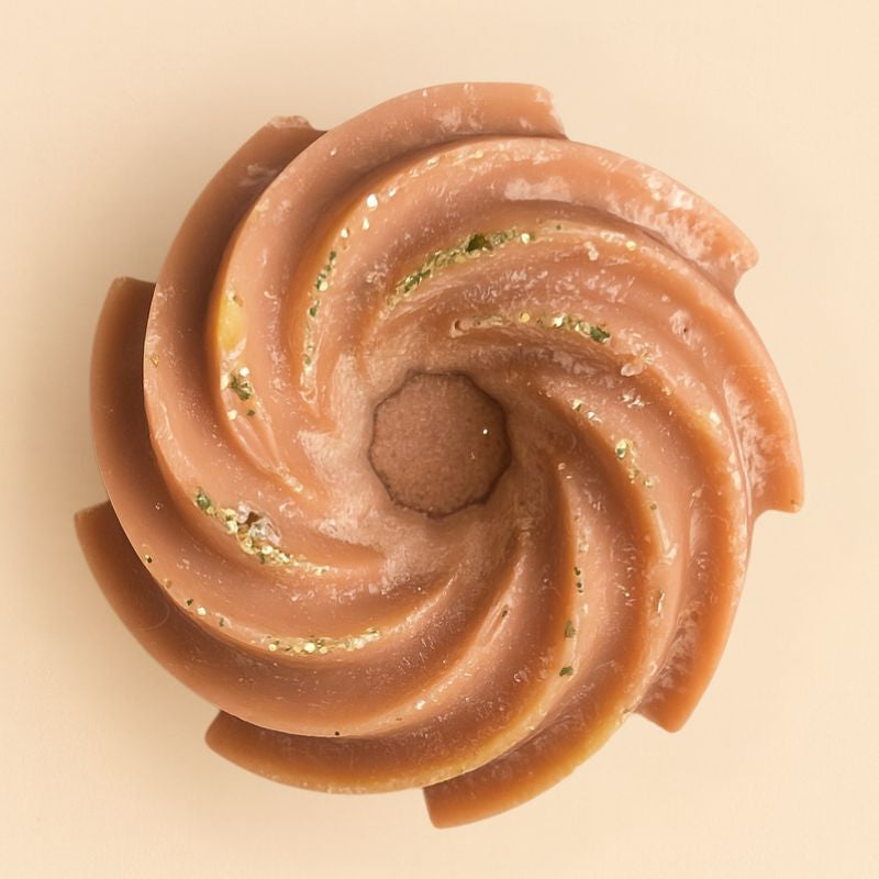 Fondant Parfumé Spirale Cookie Chocolat, de couleur marron avec des paillettes et en forme de spirale. Sur fond beige clair.