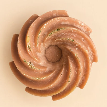 Fondant Parfumé Spirale Cookie Chocolat, de couleur marron avec des paillettes et en forme de spirale. Sur fond beige clair.