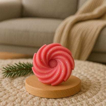 Fondant Parfumé Spirale Fruits Rouges, disposé sur un plateau en bois dans une ambiance cosy.