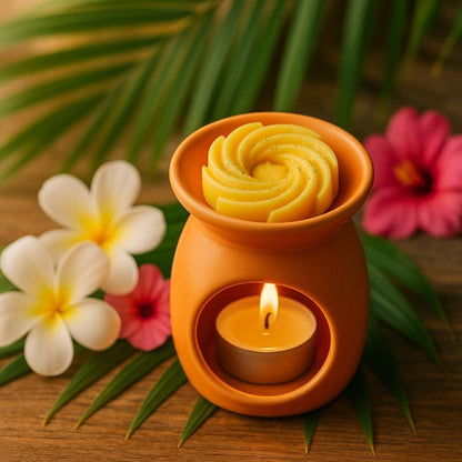 Fondant Parfumé Spirale Monoï, disposé dans un brûleur parfumé et allumé. Le tout posé sur une table exotique.