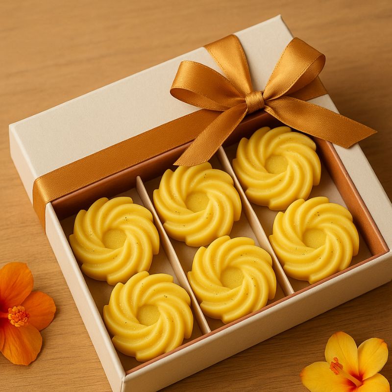 Fondant Parfumé Spirale Monoï, disposé dans un coffret cadeau.