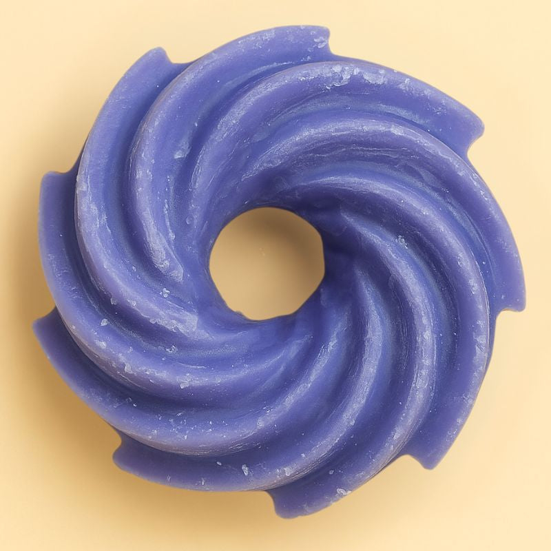 Fondant Parfumé Spirale Mûre Sauvage, de couleur violette, de forme spirale et de parfum mûre et sur fond beige clair.