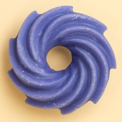 Fondant Parfumé Spirale Mûre Sauvage, de couleur violette, de forme spirale et de parfum mûre et sur fond beige clair.