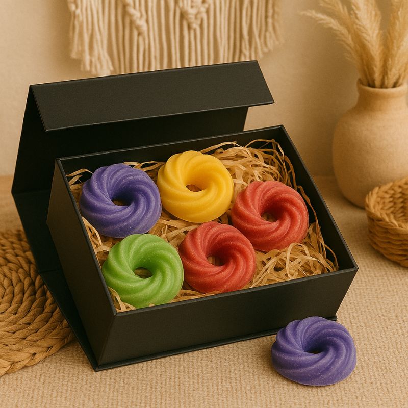 Fondant Parfumé Spirale Mûre Sauvage, les fondants parfumés sont dans un coffret-cadeau noir et chic dans une ambiance bohème.