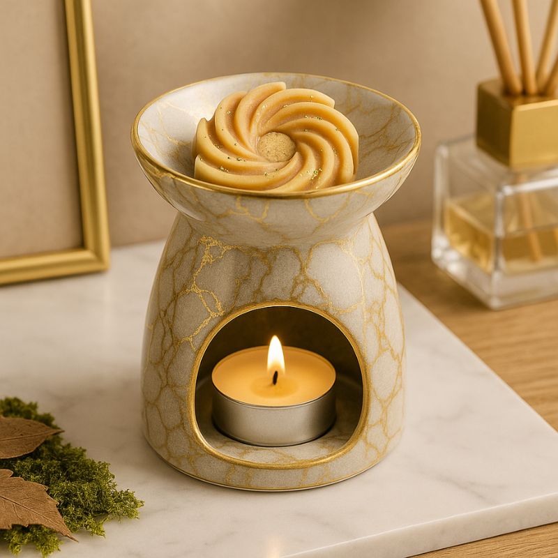 Fondant Parfumé Spirale Musc, dans une ambiance chic, le fondant est dans un brule parfum allumé.