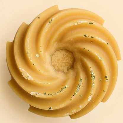 Fondant Parfumé Spirale Musc, de couleur beige avec des paillettes, de forme spirale et sur fond beige clair.