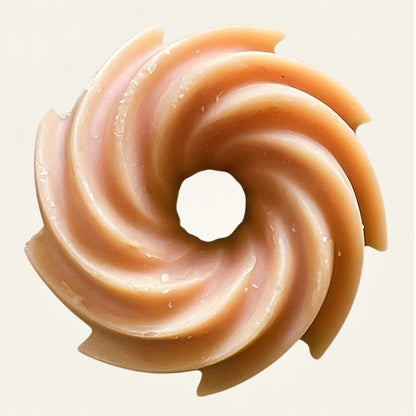 Fondant Parfumé Spirale Pop Corn, de couleur marron clair, de forme en spirale et sur fond beige clair.