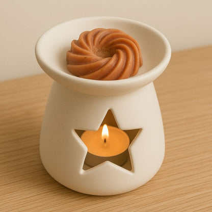Fondant Parfumé Spirale Poudre de Cacao, disposé dans un brûleur blanc et original. Posé sur une table en bois.
