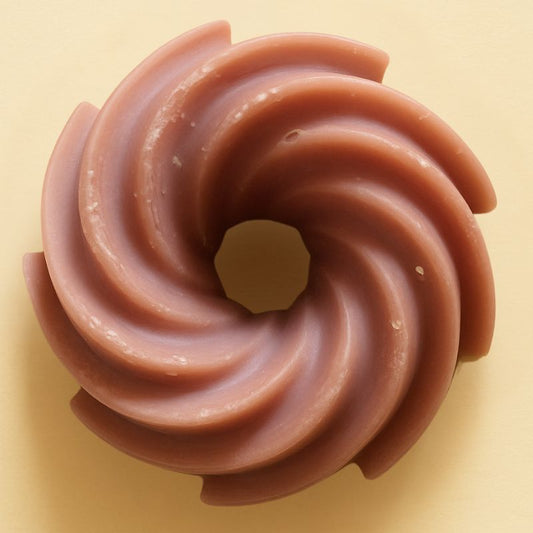 Fondant Parfumé Spirale Praliné Chocolat, de couleur marron, avec une forme de spirale et sur fond beige clair.
