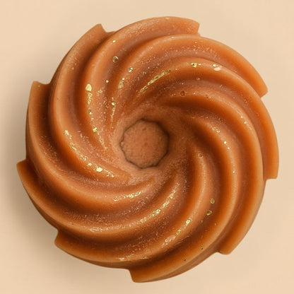 Fondant Parfumé Spirale Rocher Praliné, de couleur marron avec des paillettes et sur fond beige clair.