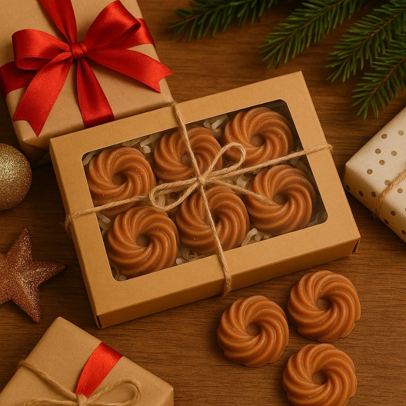 Fondant Parfumé Spirale Rocher Praliné, présenté dans un coffret-cadeau posé sur une table avec d'autres cadeaux, dans une ambiance festive.