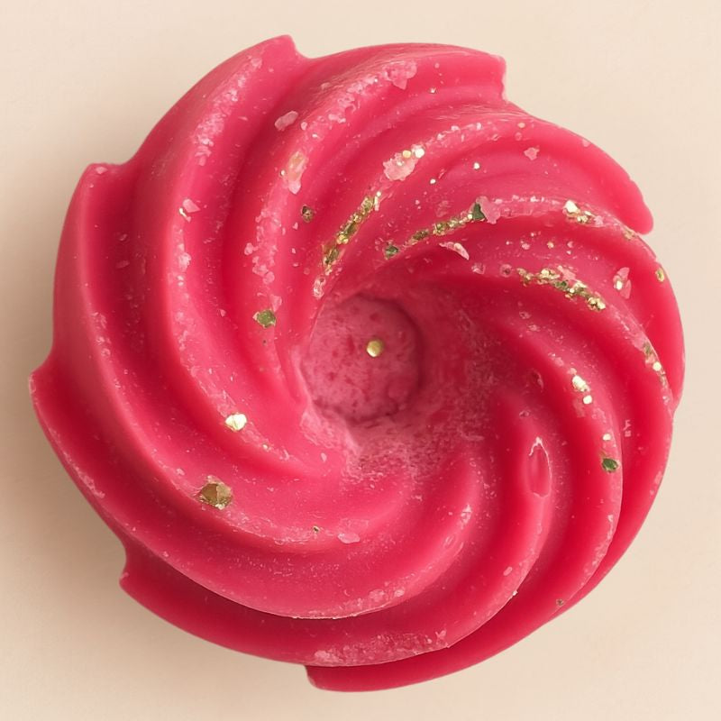 Fondant Parfumé Spirale Sucre d'Orge, de couleur rose avec des paillettes, sur fond beige clair.