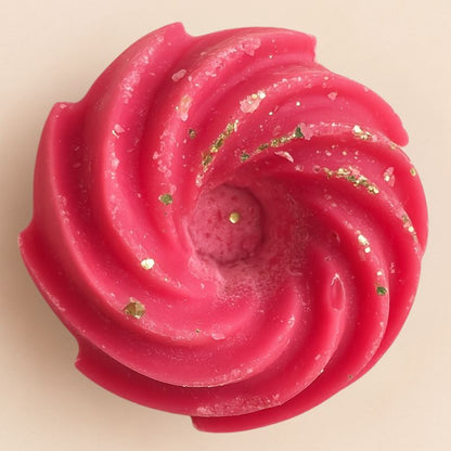 Fondant Parfumé Spirale Sucre d'Orge, de couleur rose avec des paillettes, sur fond beige clair.