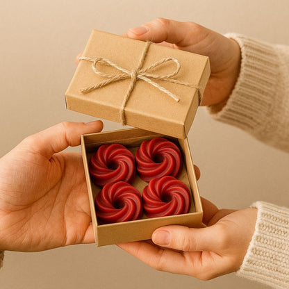 Fondant Parfumé Spirale Thé Chaï Latte, disposé dans un coffret cadeau et deux personnes s'offrent le coffret.