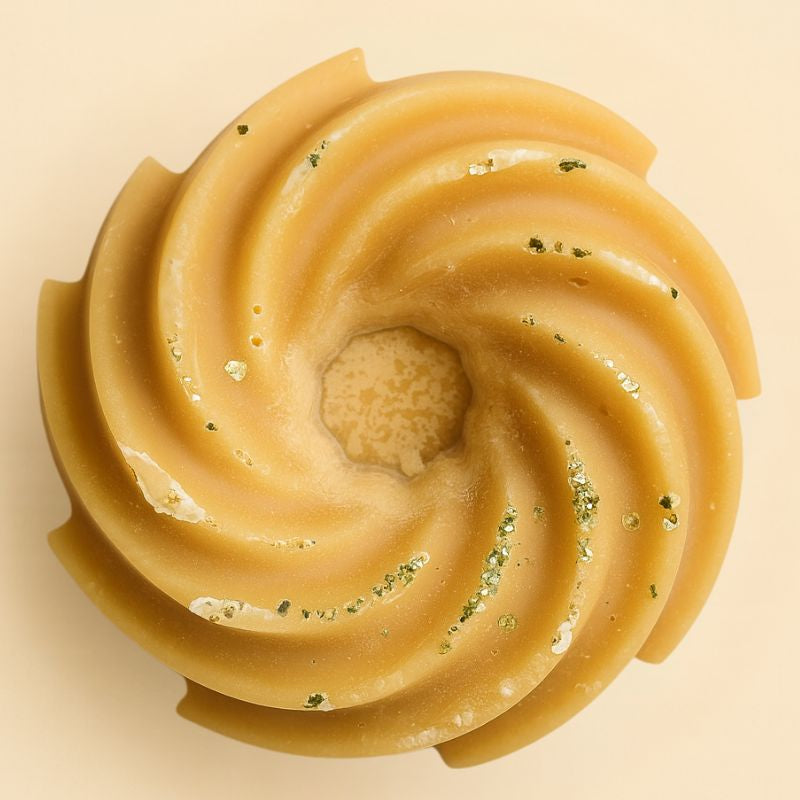 Fondant Parfumé Spirale Vanille, de couleur beige avec des paillettes, de forme spirale et sur fond beige clair.