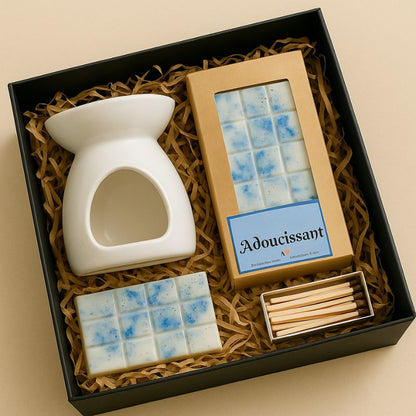 Fondant Parfumé Tablette Adoucissant, dans un coffret-cadeau, avec un brûleur et des allumettes à l'intérieur. Sur fond beige.