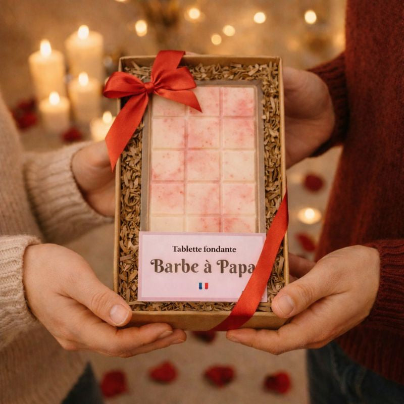Fondant Parfumé Tablette Barbe à Papa, la tablette est dans un coffret cadeau que deux personnes s'offrent.
