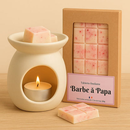 Fondant Parfumé Tablette Barbe à Papa, un carré de la tablette de fondant parfumé est dans un brûleur et le reste est posé sur la table.