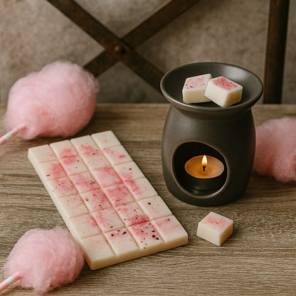 Fondant Parfumé Tablette Barbe à Papa, la tablette est posée sur une table avec un brule-parfum noir à côté dans une ambiance industrielle.