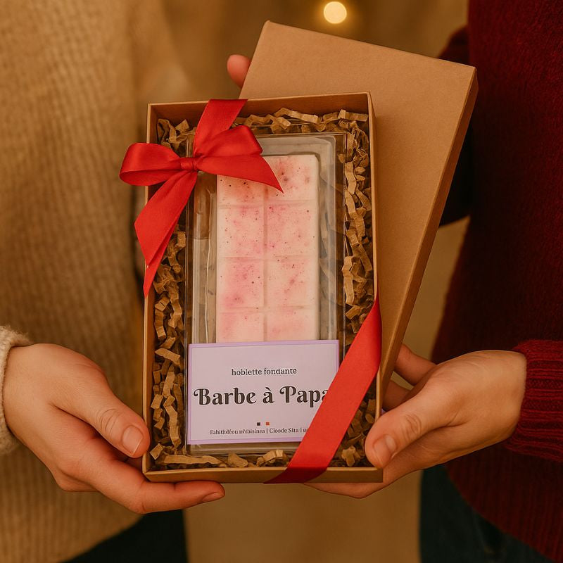 Fondant Parfumé Tablette Barbe à Papa, la tablette est dans un coffret cadeau que deux personnes s'offrent.