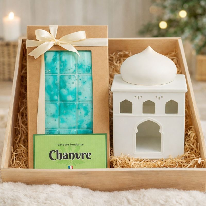 Fondant Parfumé Tablette Chanvre, le fondant parfumé est dans un coffret cadeau à côté d'un brule parfum à la forme orientale. Ambiance chaleureuse.