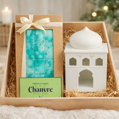 Fondant Parfumé Tablette Chanvre, le fondant parfumé est dans un coffret cadeau à côté d'un brule parfum à la forme orientale. Ambiance chaleureuse.