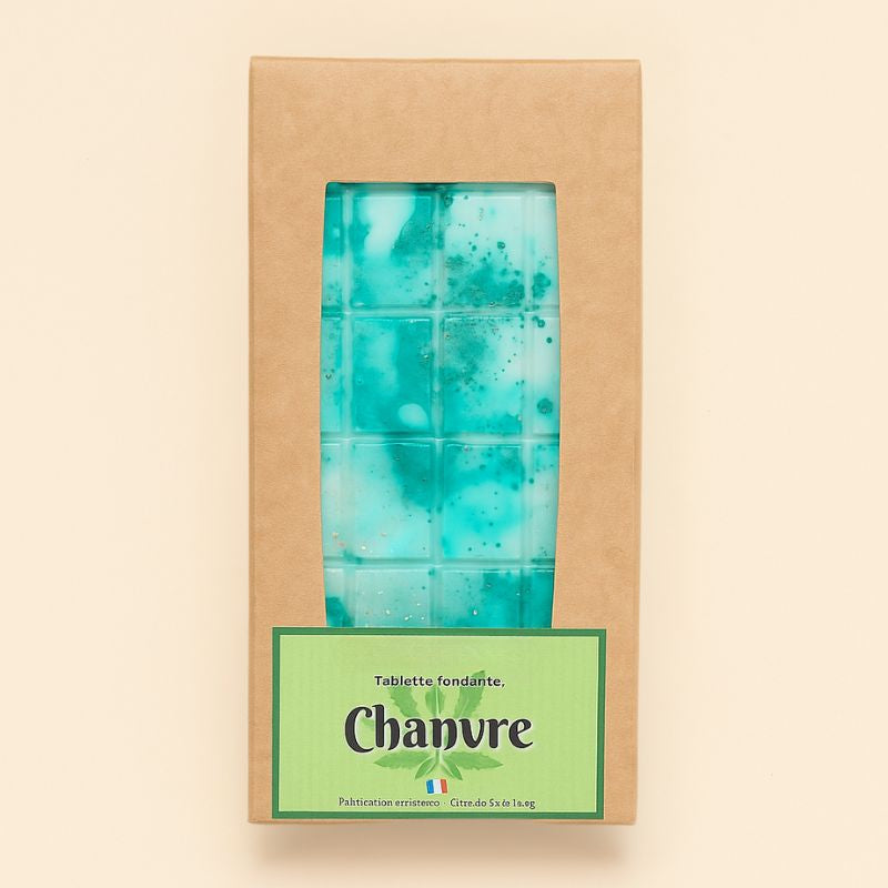 Fondant Parfumé Tablette Chanvre, de couleur verte et dans sa boîte de présentation, sur fond beige clair.