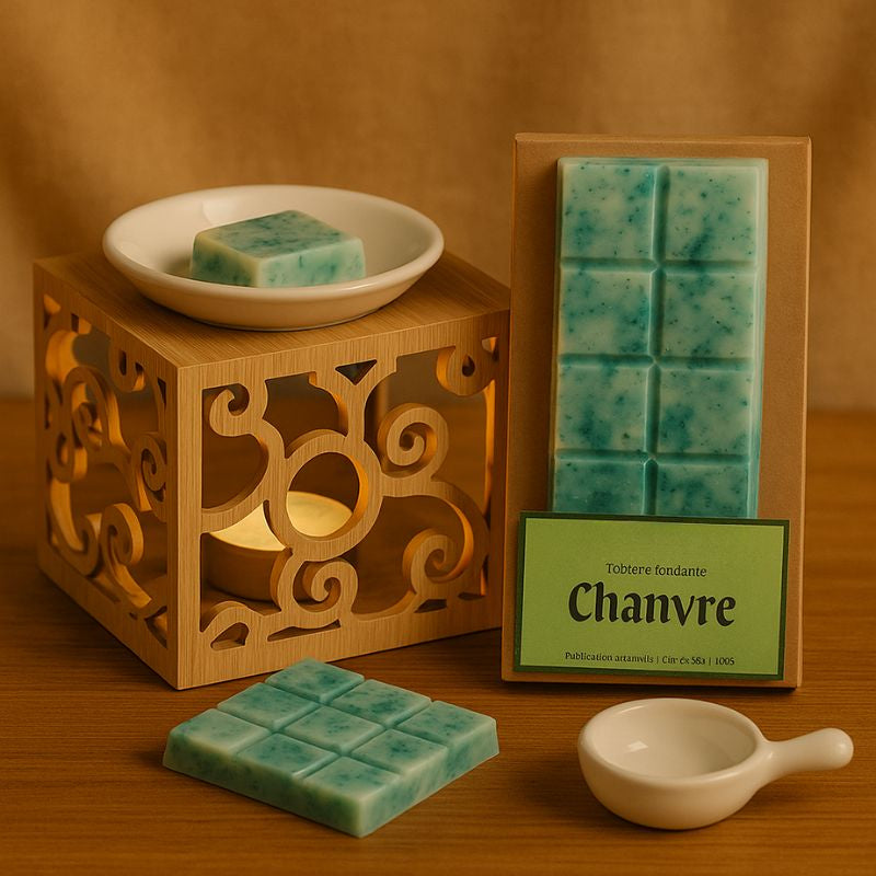 Fondant Parfumé Tablette Chanvre, une tablette est disposée à côté d'un brûleur qui est allumé, ambiance bois.