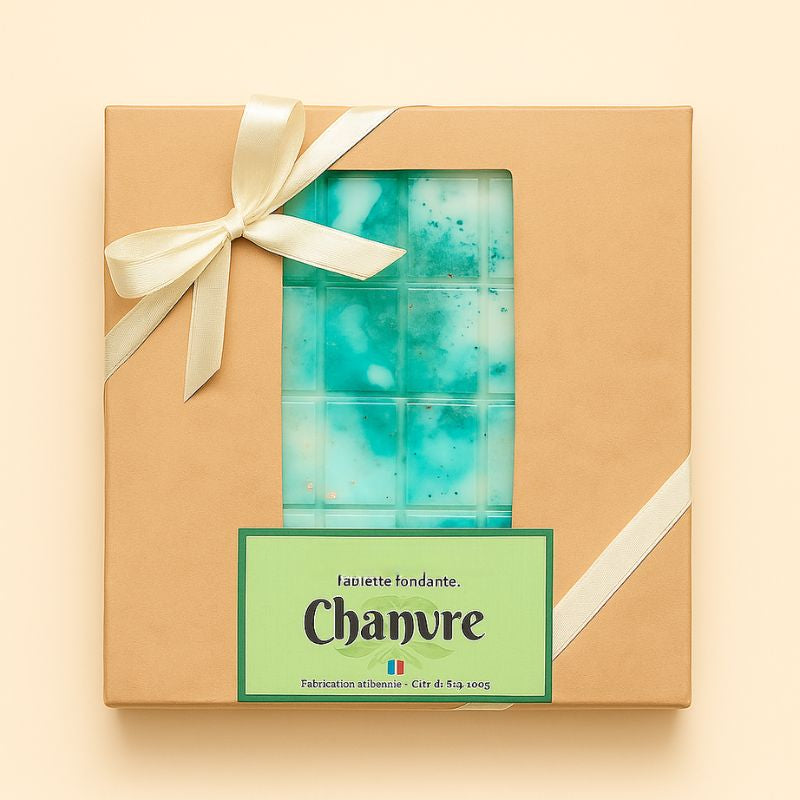 Fondant Parfumé Tablette Chanvre, dans une boite-cadeau pour offrir. Sur fond beige clair.
