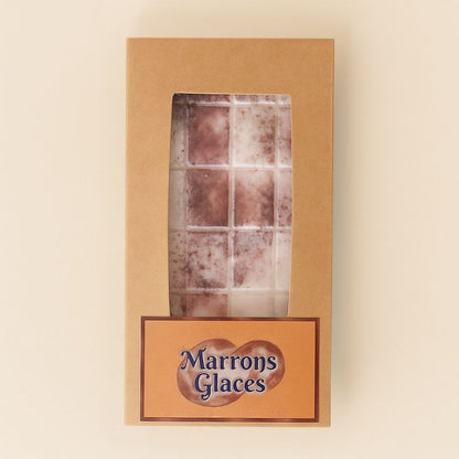 Fondant Parfumé Tablette Marron Glacé, de couleur beige avec des paillettes, dans sa boîte de présentation et sur fond beige clair.