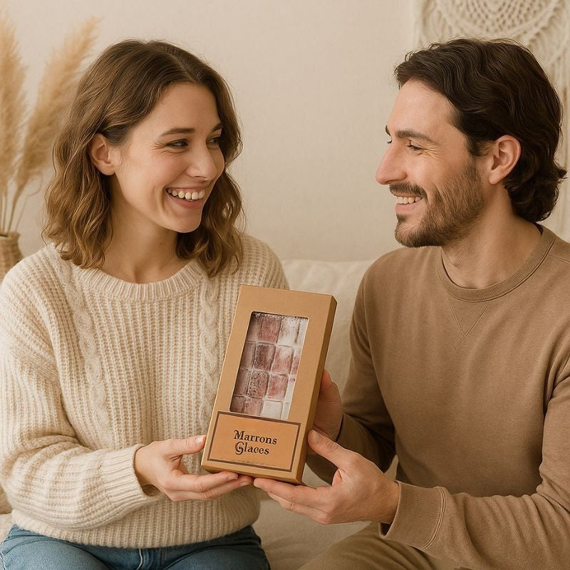 Fondant Parfumé Tablette Marron Glacé, deux personnes s'offrent la tablette de fondant parfumée. Ambiance chaleureuse.