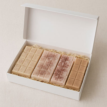 Fondant Parfumé Tablette Marron Glacé, représenté dans un coffret-cadeau blanc. Sur fond beige clair.