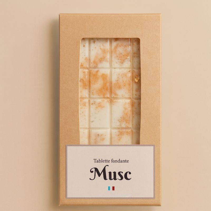 Fondant Parfumé Tablette Musc, de couleur beige et doré, en forme de tablette et sur fond beige clair.