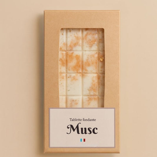 Fondant Parfumé Tablette Musc, de couleur beige et doré, en forme de tablette et sur fond beige clair.