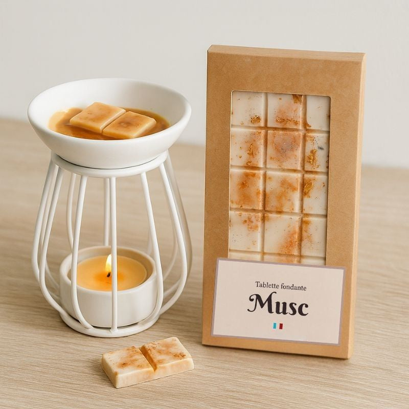 Fondant Parfumé Tablette Musc, disposé dans un brûleur blanc et allumé, la tablette de fondant parfumé est disposé à côté.