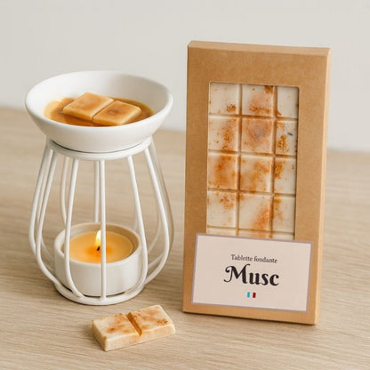 Fondant Parfumé Tablette Musc, disposé dans un brûleur blanc et allumé, la tablette de fondant parfumé est disposé à côté.