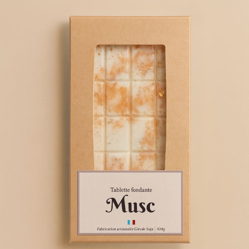 Fondant Parfumé Tablette Musc, de couleur beige et doré, en forme de tablette et sur fond beige clair.