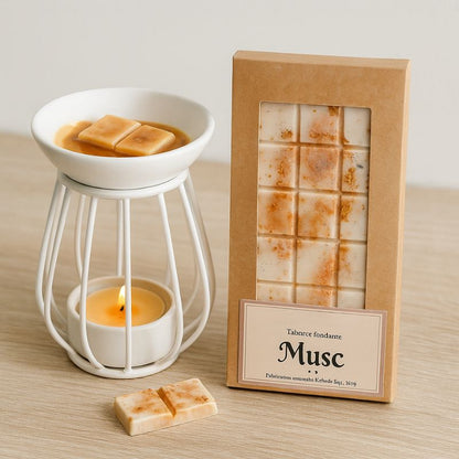 Fondant Parfumé Tablette Musc, disposé dans un brûleur blanc et allumé, la tablette de fondant parfumé est disposé à côté.