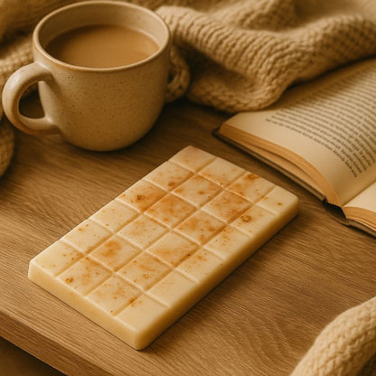 Fondant Parfumé Tablette Musc, posé sur une table en bois et dans une ambiance cosy.