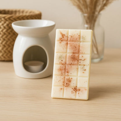 Fondant Parfumé Tablette Pain d'Épices posée sur une table en bois et il y a un brûleur à côté. Ambiance scandinave.