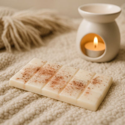 Fondant Parfumé Tablette Pain d'Épices, la tablette est posée sur un plaid et il y a un brûle parfum d'allumé à côté. Ambiance zen.